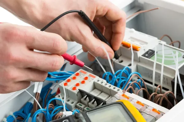 Wiring_configuration_check_hands_of_an_electrician